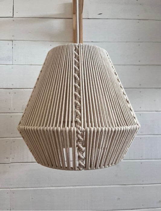 Pantalla colgante de macramé tejida a mano
