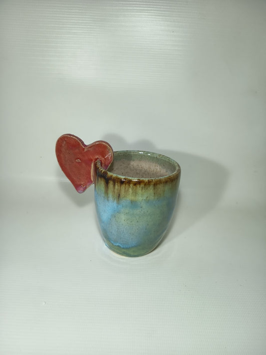 Vaso de cerámica con asa corazón