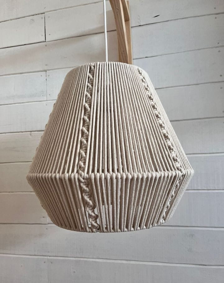 Pantalla colgante de macramé tejida a mano
