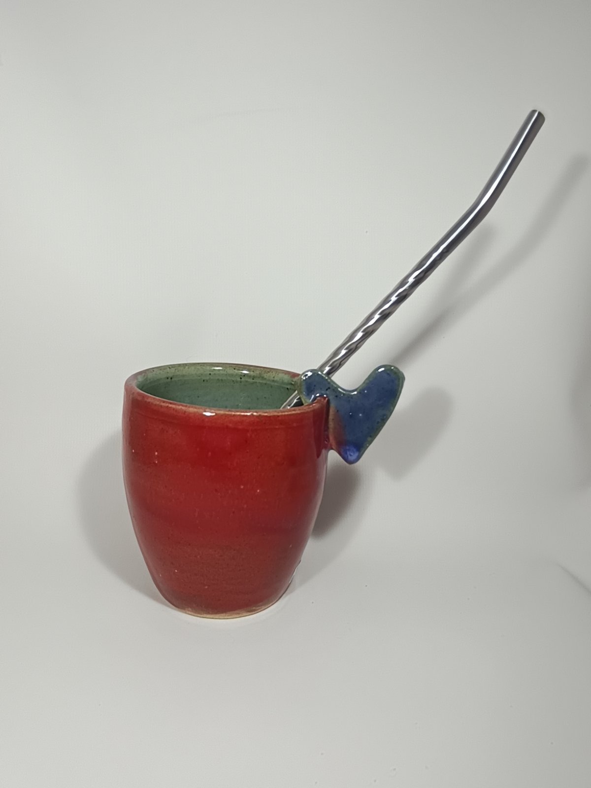 Vaso de cerámica con asa corazón