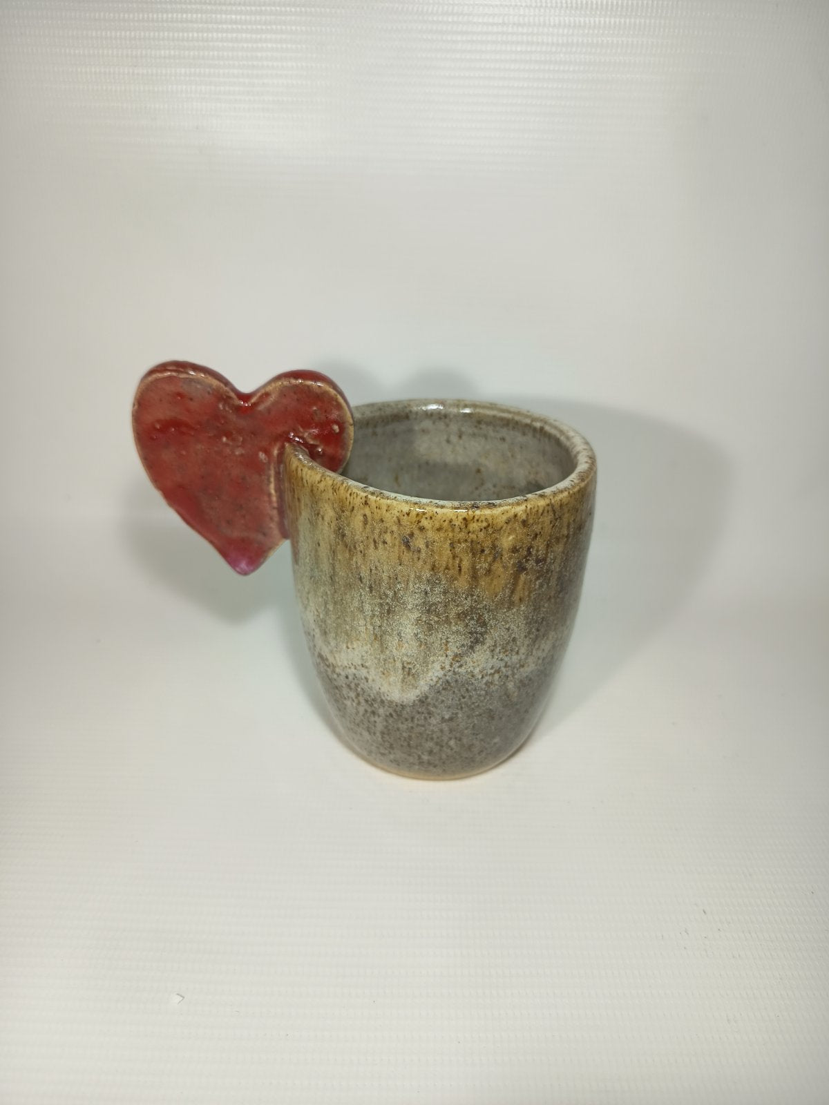 Vaso de cerámica con asa corazón