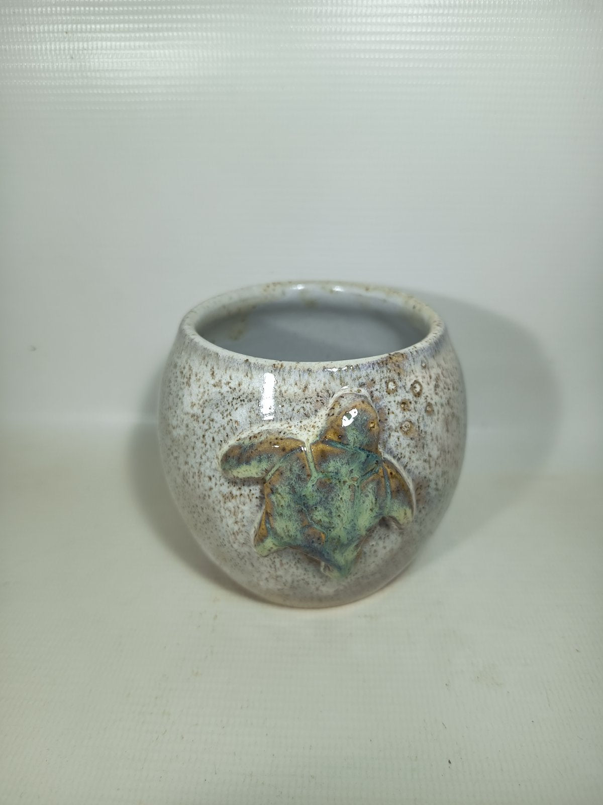 Mate decorado sobre relieve