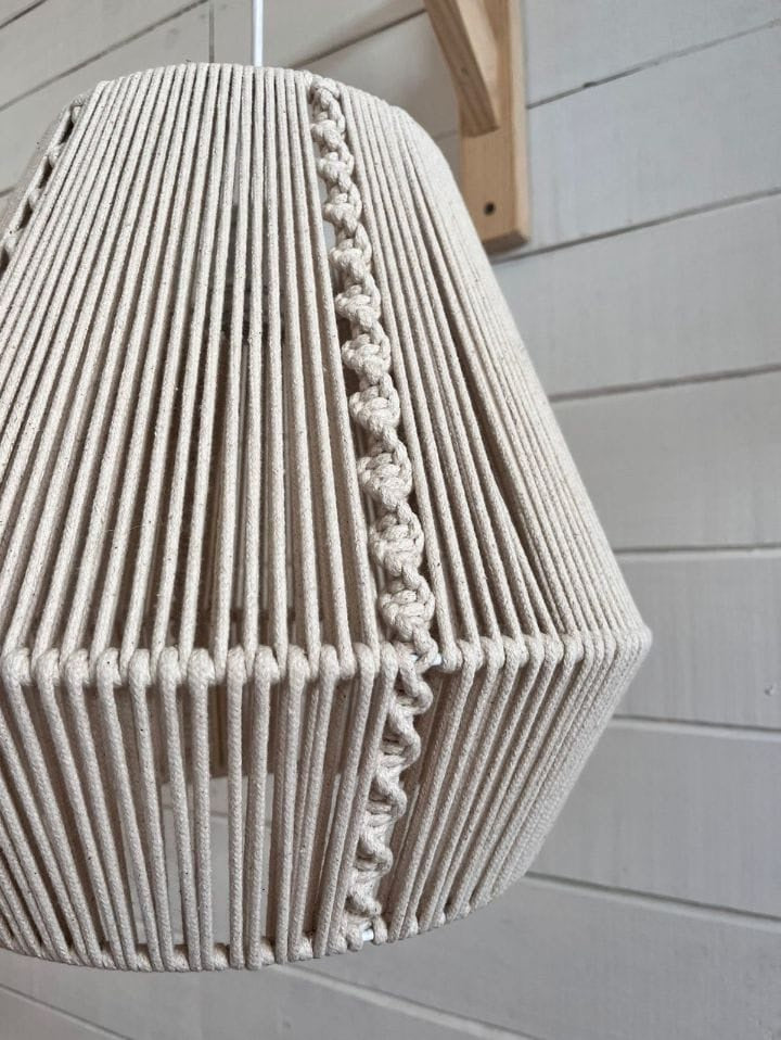 Pantalla colgante de macramé tejida a mano