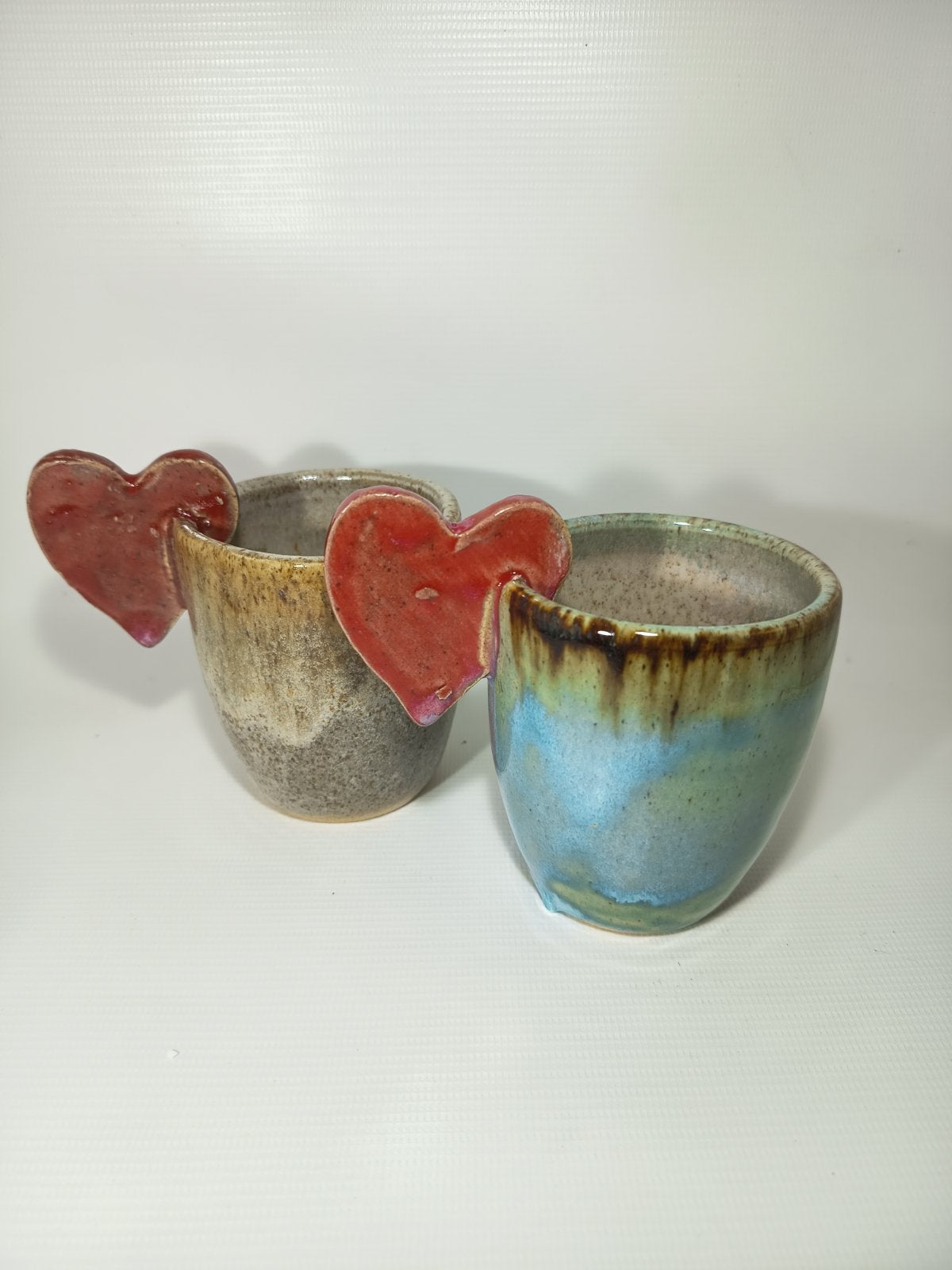 Vaso de cerámica con asa corazón