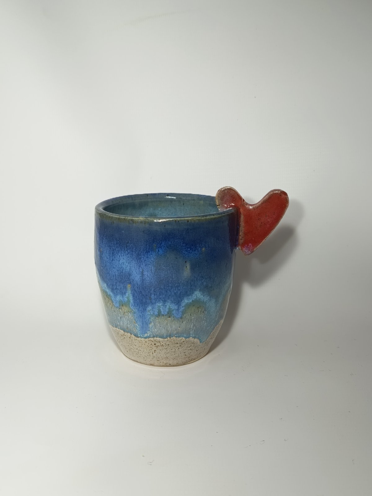 Vaso de cerámica con asa corazón