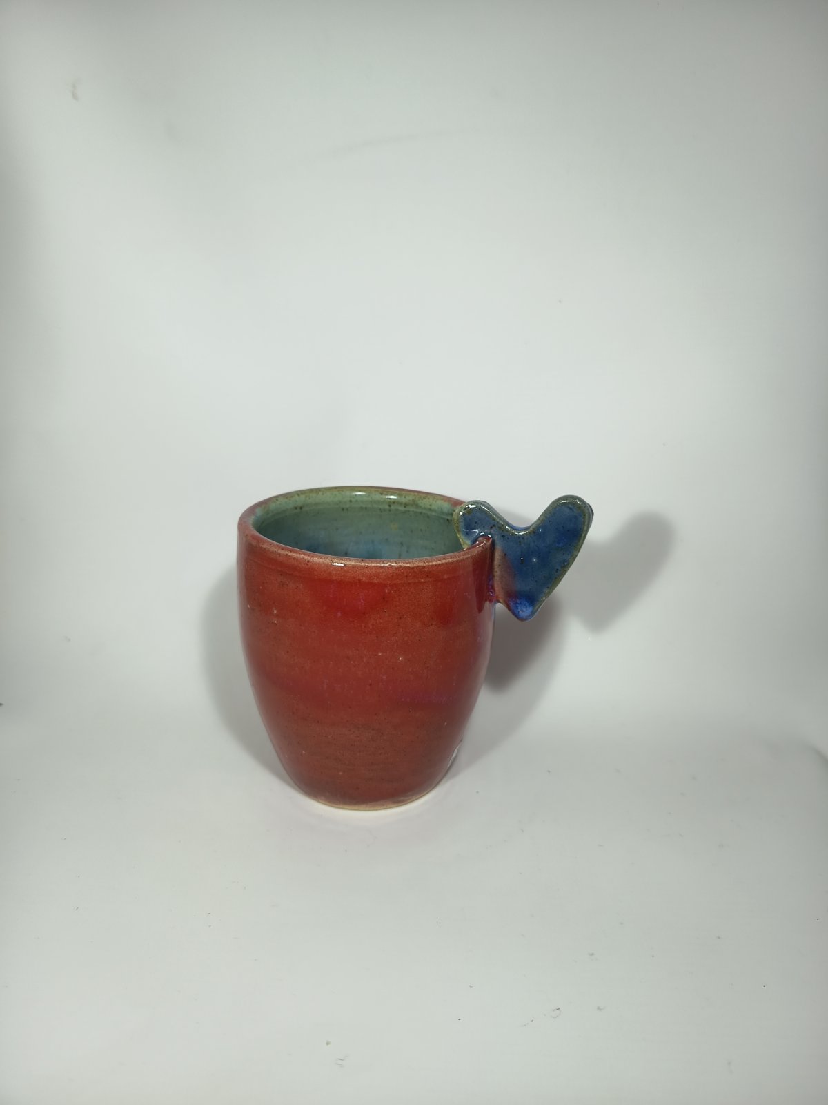 Vaso de cerámica con asa corazón