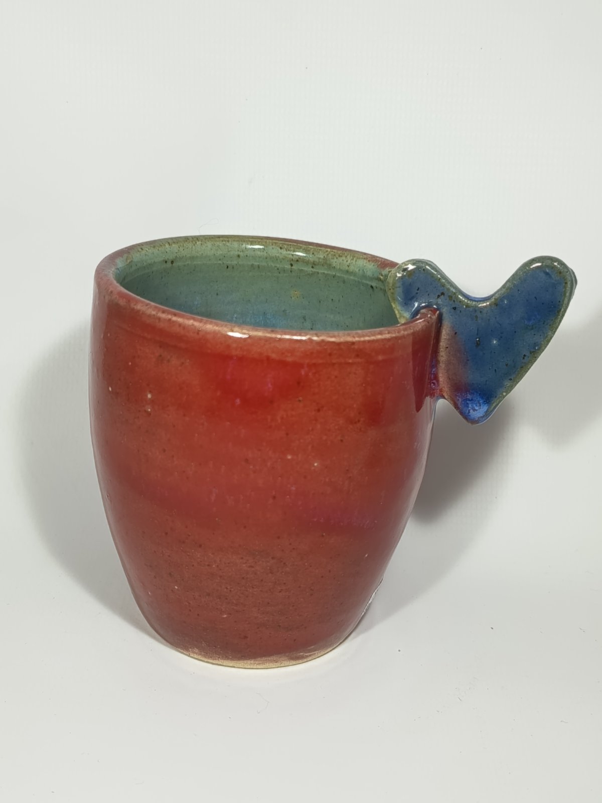 Vaso de cerámica con asa corazón