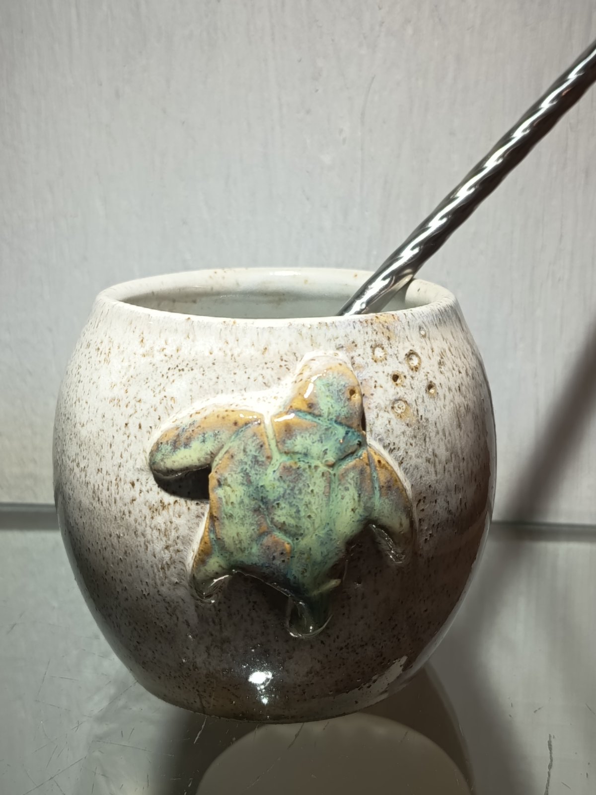 Mate decorado sobre relieve